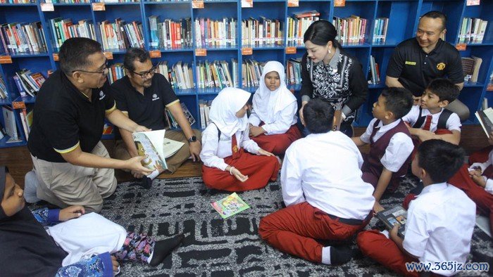 Anak-anak SD mengisi waktu akhir pekan dengan bermain sambil belajar di Taman Literasi Christina Martha Tiahahu, Blok M Jakarta Selatan lewat Program Negeri di Awan.