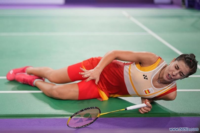 Carolina Marin Cedera: Pilih WO dan Tolak Kursi Roda, Tinggalkan Olimpiade 2024 dengan Kepala Tegak