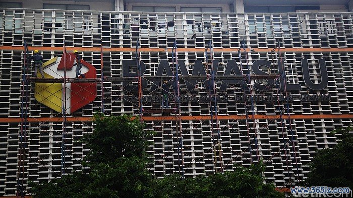 Ketua Badan Pengawas Pemilu (Bawaslu) RI Rahmat Bagja (tengah) bersama anggota Bawaslu Lolly Suhenty, Puadi, Totok Hariyono dan Herwyn J. H.Malonda menggelar konferensi pers di Media Center Bawaslu RI, Jakarta Pusat, Rabu (20/11/2024) terkait putusan terhadap video dukungan Presiden Prabowo Subianto untuk pasangan Pilgub Jateng, Ahmad Lutfi-Taj Yasin. Bawaslu RI memutuskan bahwa Presiden Prabowotidak melakukan pelanggaran terkait video dukungan kepada pasangan calon Ahmad Luthfi-Taj Yasin pada Pemilihan Kepala Daerah (Pilkada) Jawa Tengah (Jateng) 2024. Alasannya, pembuatan video dilakukan pada hari libur.