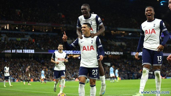 MANCHESTER, ENGLAND - NOVEMBER 23: Pedro Porro of Tottenham Hotspur celebrates scoring his teams third goal with team mates during the Premier League match between Manchester City FC and Tottenham Hotspur FC at Etihad Stadium on November 23, 2024 in Manchester, England. (Photo by Carl Recine/Getty Images)