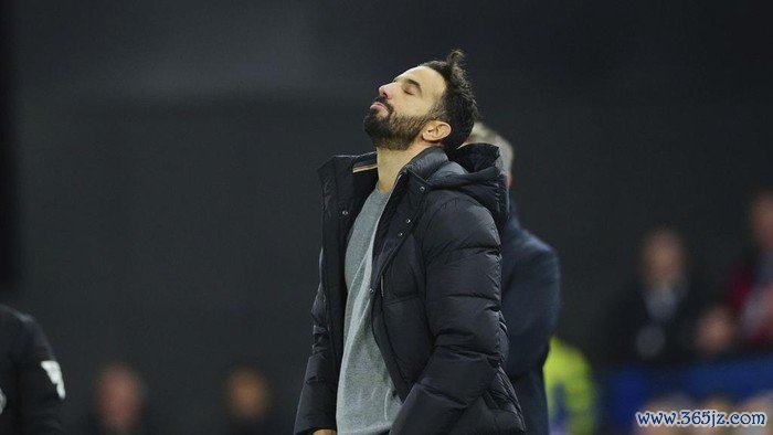 Manchester Uniteds head coach Ruben Amorim reacts during the English Premier League soccer match between Ipswich Town and Manchester United at Portman Road stadium in Ipswich, England, Sunday, Nov. 24, 2024. (AP Photo/Dave Shopland)