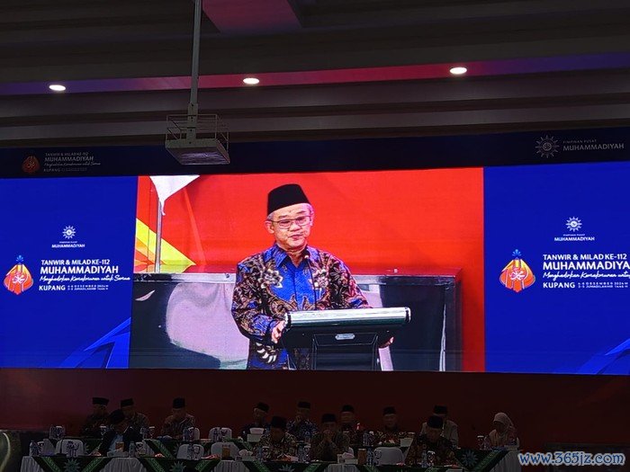 Mendikdasmen Prof. Dr. Abdul Mu’ti menyampaikan pidato dalam Sidang Tanwir Muhammadiyah yang berlangsung di Kupang (5/12/2024)